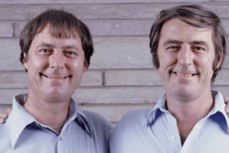 Pasangan kembar Jim dari Ohio, AS, yang ditemukan memiliki nasib serupa padahal hidup terpisah.