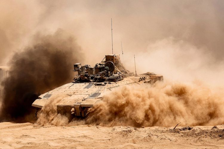Kendaraan militer Israel menerjang pasir saat maju menuju perbatasan dengan Jalur Gaza pada 29 Juli 2025, ketika perang Israel-Hamas hampir berlangsung dua tahun.