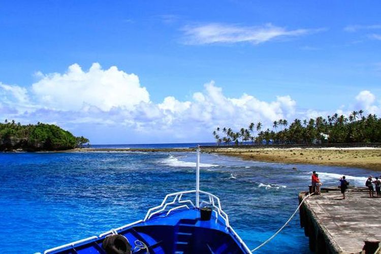 Salah satu sudut pantai di Pulau Miangas, Kabupaten Kepulauan Talaud, Sulawesi Utara, dengan latar Tanjung Wora yang terlihat dari arah dermaga.