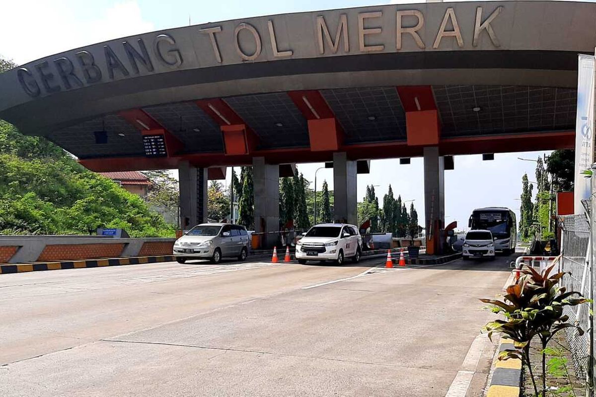 Gerbang Tol Merak menjadi pintu masuk dan keluar Pulau Jawa menuju Sumatera. Pada arus mudik dan balik pengelola tol Tangerang-Merak memberikan diskon 10 persen. Jumat (5/5/2023)