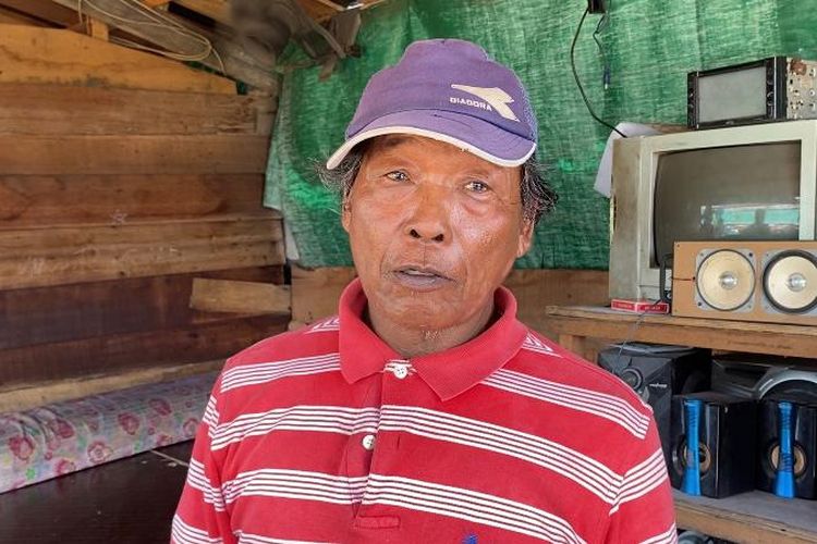 Nelayan bernama Watin (65), menceritakan kisah hidupnya yang melaut sejak usia muda, pada Rabu (11/1/2023). Watin mengaku menjadi nelayan lantaran pendidikannya yang rendah dan mengikuti jejak orangtuanya.  