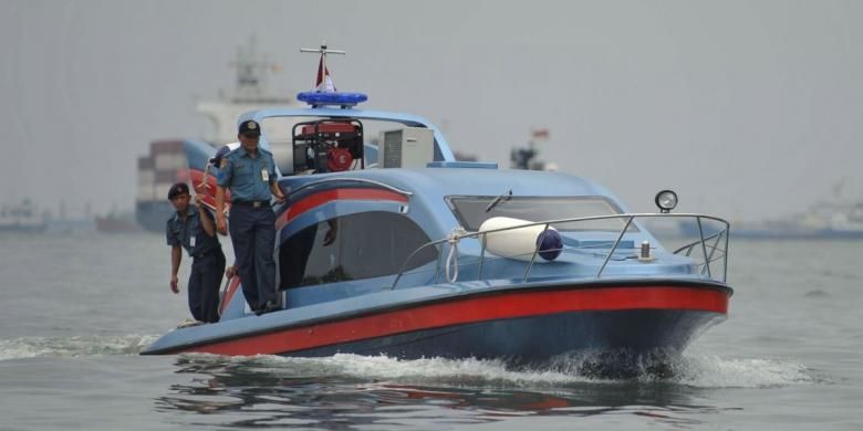 Kapal Patroli Cepat - Pangkalan Utama Angkatan Laut (Lantamal) III Jakarta, melakukan uji coba kapal cepat yang diberi nama Ronin, di Satuan Keamanan Laut (Satkamla) Lantamal III, Pulau Pondok Dayung, Jakarta Utara, Senin (3/2/14). Ronin menjadi kapal patroli keamanan yang memiliki kecepatan mencapai 35 knot. Saat ini kapal patroli yang dimiliki Lantamal rata-rata kecepatnya masih dibawah 20 knot.