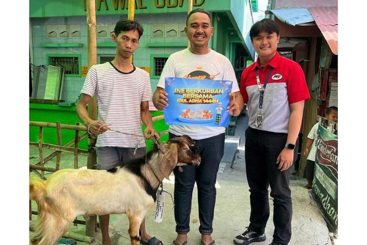 Penyerahan kambing kurban kepada salah satu pemenang program Tukar Resi dan Giveaway JNE Idul Adha 1444 H.