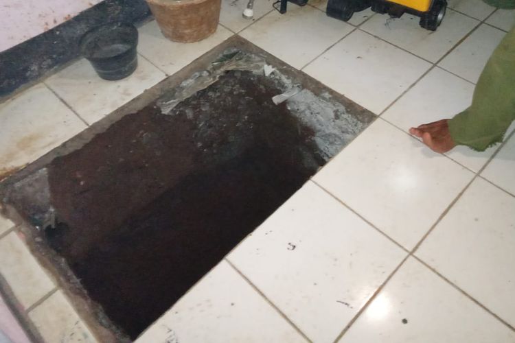 Lubang dalam rumah Wowon di Kampung Babakan Mande, Desa Gunungsari, Kecamatan Ciranjang, Kabupaten Cianjur, Jawa Barat. Dalam lubang ini polisi menemukan salah satu korban pembunuhan yang dilakukan Wowon cs.