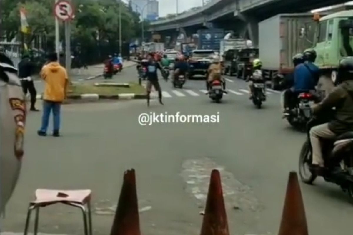 Tangkapan layar akun @jktinformasi memperlihatkan F sedang mengacungkan pistol di Jalan Daan Mogot pada Kamis (4/2/2021).