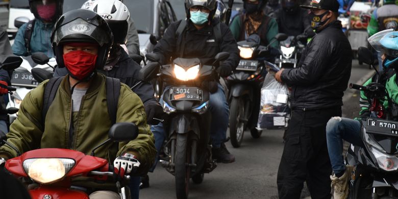 Naik Motor Ke Luar Kota Masih Boleh Tapi Dengan Syarat<script async src=