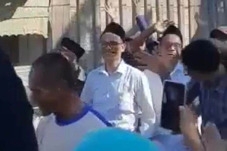 Video arak-arakan warga dengan teriakan kata-kata 'Duit Ora Payu' mengiringi kemenangan Gus Faruq sebagai kepala Desa Narukan, Kecamatan Kragan, Kabupaten Rembang, Jawa Tengah.