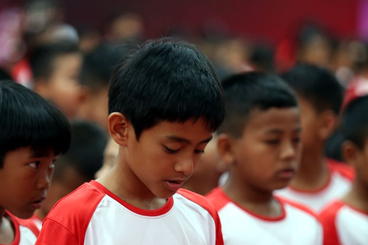 Salah seorang atlet muda berdoa jelang pembukaan Audisi Umum Beasiswa Bulutangkis di GOR Satria, Purwokerto, Jawa Tengah, Minggu (8/9/2019) pagi.
