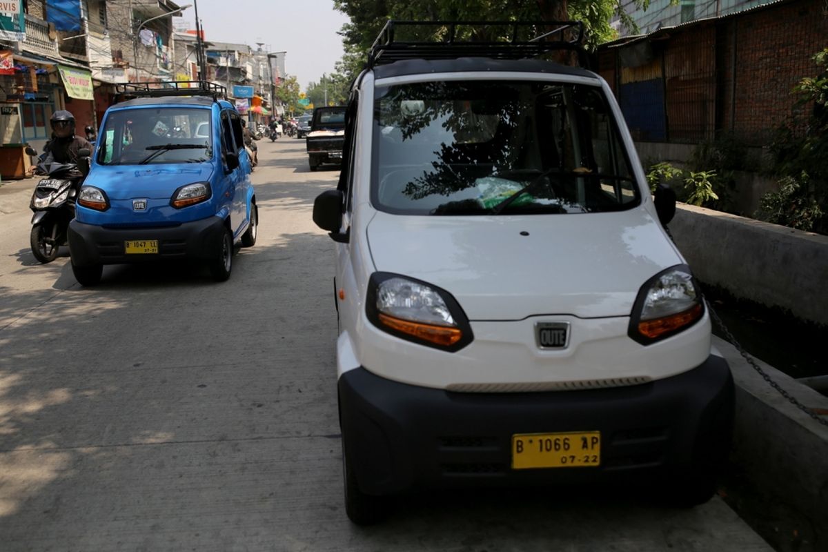 Bajaj Qute terlihat di Kawasan Pademangan, Jakarta Utara, Selasa (25/7/2017). Qute ini difungsikan sebagai pengganti bemo yang merupakan bagian dari revitalisasi angkutan lingkungan dan saat ini ada 17 unit bajaj roda empat yang diuji coba.