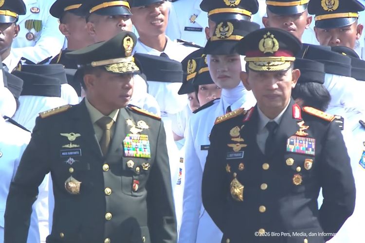 Momen Kapolri dan Panglima TNI Berbincang dengan Lulusan IPDN Saat Menunggu Prabowo