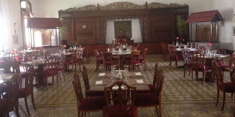 Suasana restoran di Hotel Kresna Wonosobo yang masih dipertahankan keasliannya.