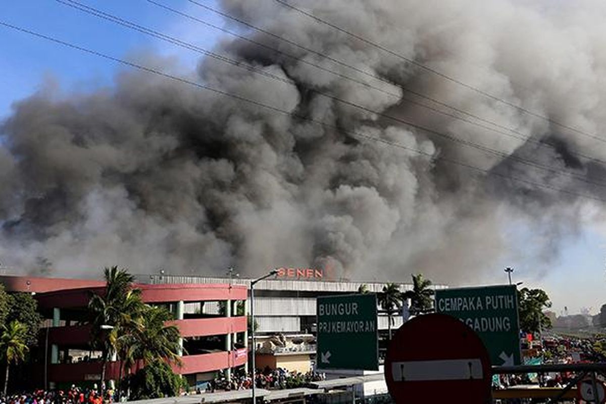 Kepulan asap hitam membumbung tinggi dari peristiwa kebakaran di Pasar Senen, Jakarta Pusat, Kamis (19/1/2017). Kebakaran yang terjadi sejak pukul 04.30 WIB itu diduga karena korsleting listrik di lantai satu Blok III dan dalam penanganan petugas yang mengerahkan sedikitnya 50 unit mobil pemadam kebakaran.