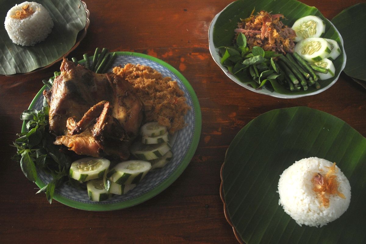 Ayam Pencok di Kedai Mbok Soem di Dusun Bungas, Desa Sulursari, Kecamatan Gabus, Kabupaten Grobogan, Jawa Tengah, Minggu (28/2/2021).