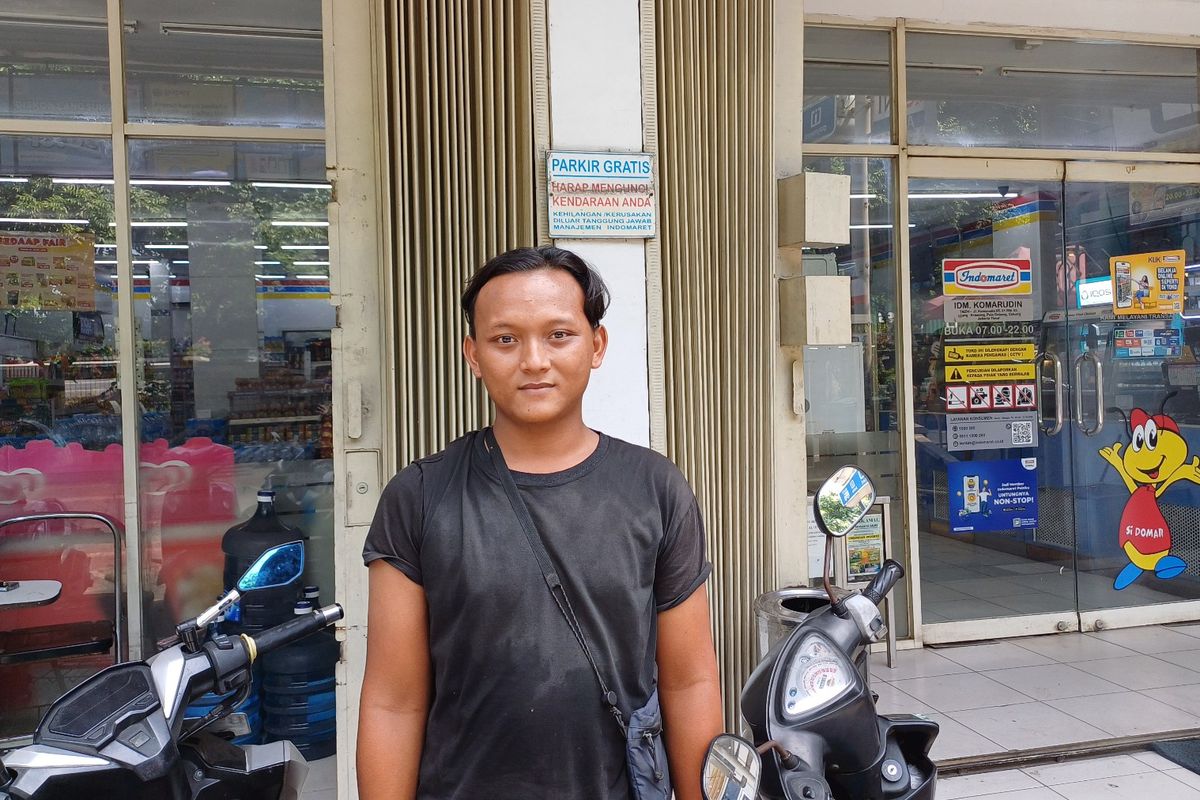 Jukir minimarket bernama Indra (26) saat ditemui Kompas.com di Indomaret Komarudin, Cakung Barat, Cakung, Jakarta Timur, Rabu (15/5/2024).