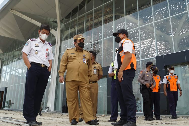 Bupati Blora, Arief Rohman meninjau kondisi terbaru dari Bandara Ngloram di Cepu, Blora, Senin (9/8/2021)