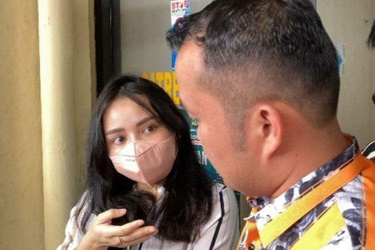 Penyanyi Mawar AFI saat hadir di Polres Metro Depok soal laporan kuasa hukum mantan suaminya atas kasus dugaan pencemaran nama baik, Selasa (5/4/2022). 
