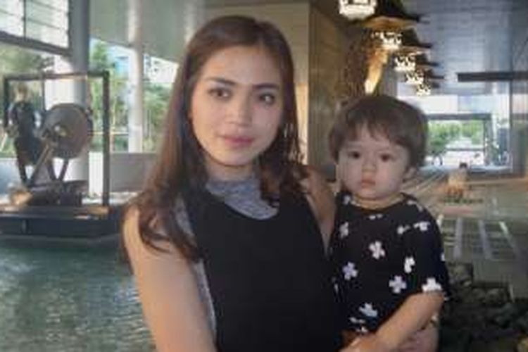 Jessica Iskandar bersama anaknya, El Barack Alexander, hadir dalam acara ulang tahun anak Krisdayanti, Ariannha Amora, di Hotel Four Seasons, Jakarta Selatan, Sabtu (10/9/2016).