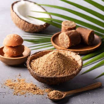 Ilustrasi gula aren. Gula aren sering disamakan dengan gula merah, faktanya kedua gula ini berbeda. Gula kelapa atau gula aren adalah jenis gula yang populer di kalangan vegan dan dianggap lebih sehat karena merupakan pemanis nabati alami.