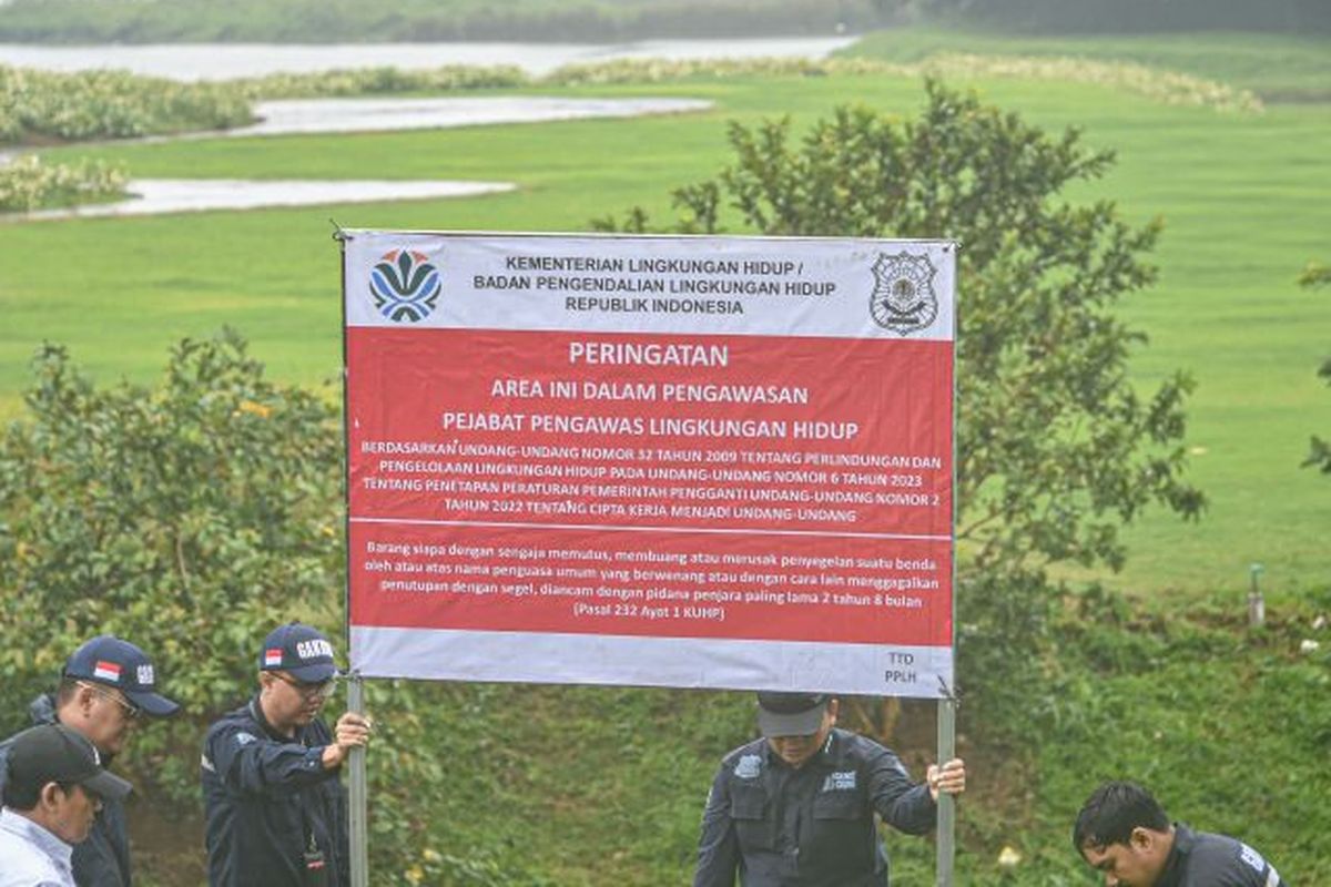 Tim pengawasan lingkungan KLH memasang palang penyegelan di KEK Lido, Kabupaten Bogor, Jawa Barat, Kamis (6/2/2025).
