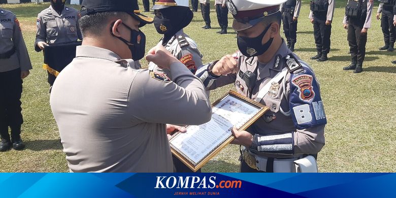 Bantu Pedagang Lansia Jual Koran dan Tisu, Polisi Ini Dapat Penghargaan - Vimarsana News
