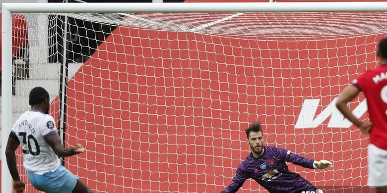Gelandang West Ham United, Michail Antonio melepaskan tendangan penalti ke arah gawang Manchester United yang dijaga David De Gea pada laga pekan ke-37 Premier League, di Stadion Old Trafford, 22 Juli 2020.