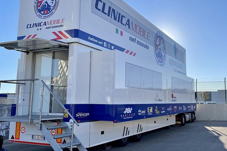 dr. Costa adalah pelopor sistem medis modern di paddock, sekaligus pendiri Clinica Mobile ? rumah sakit keliling yang menjadi ikon di setiap seri MotoGP.