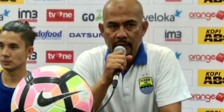 Caretaker Persib Bandung Herrie Jose Setiawan saat diwawancarai usai laga Persib vs Persija, Sabtu (22/7/27) malam.
