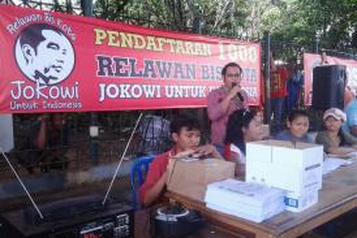 Posko Perjuangan Rakyat (Pospera) membuka pendaftaran bagi 1000 relawan bis kota untuk mendukung pencapresan Jokowi-JK di Terminal Kampung Melayu, Jakarta, Kamis (29/5/2014).