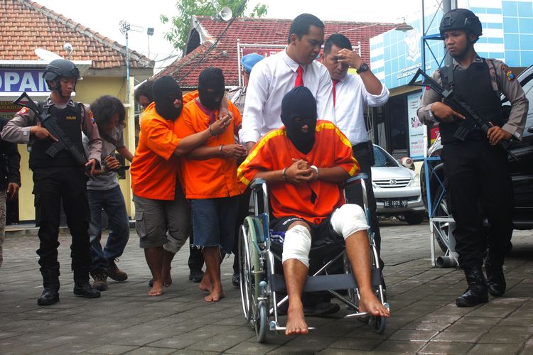 Komplotan pencuri ini menggunakan google untuk  membobol toko jaringan alfamart karena tak ada penjaga dan aplikasi pengamanan yang digunakan oleh toko sehingga mudah dibobol.