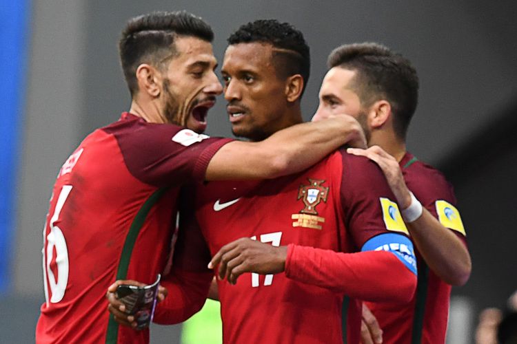 Penyerang Portugal, Nani (kanan), melakukan selebrasi bersama rekannya, Pizzi, setelah mencetak gol ke gawang Selandia Baru dalam pertandingan penyisihan Grup A Piala Konfederasi di Saint Petersburg Stadium, Saint Petersburg, 24 Juni 2017.