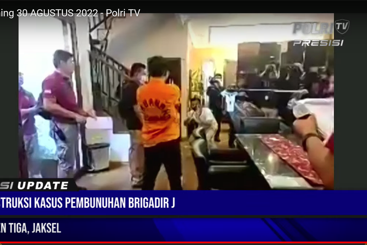 Adegan penembakan oleh Bharada E terhadap Brigadir J dalam proses rekonstruksi di rumah dinas Ferdy Sambo di kompleks Polri Duren Tiga, Selasa (30/8/2022).