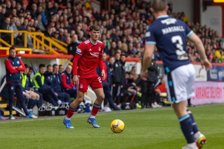 Liverpool menuntaskan pembelian bek kanan Aberdeen, Calvin Ramsay, pada Minggu (19/6/2022).