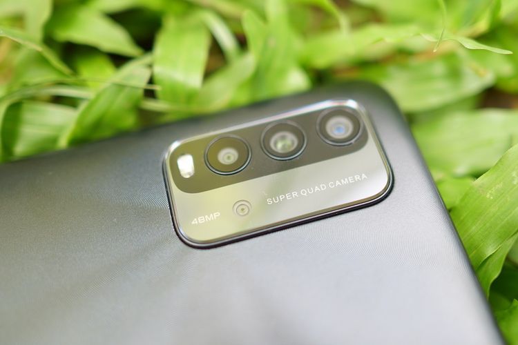 Xiaomi Redmi 9T memiliki empat kamera belakang yang dibungkus dalam sebuah wadah. Keempat kamera tersebut adalah kamera wide 48 MP, ultrawide 8 MP, makro 2 MP, dan depth sensor 2 MP. 