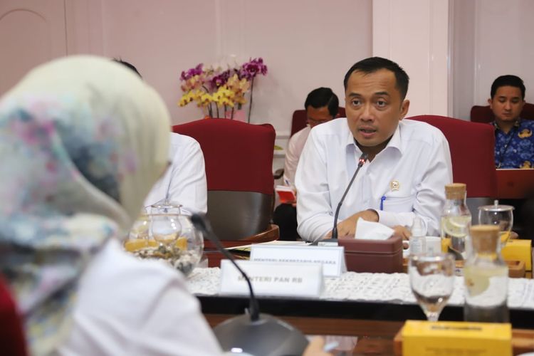 Pertemuan Menpan-RB Rini Widyantini dengan Mensesneg Prasetyo Hadi di Kantor Kemenpan-RB, Jakarta, Senin (11/11/2024).