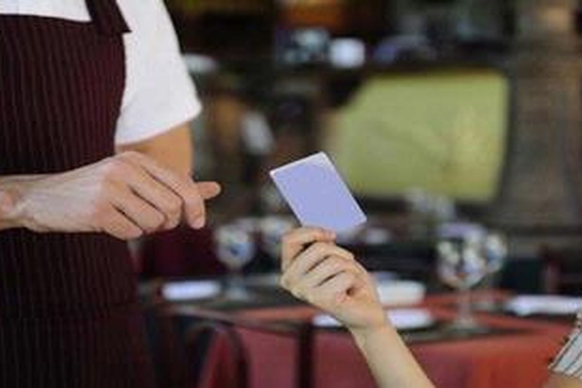 Orang begitu mudahnya menggunakan kartu kredit tanpa mengukur kemampuan diri untuk melunasinya.