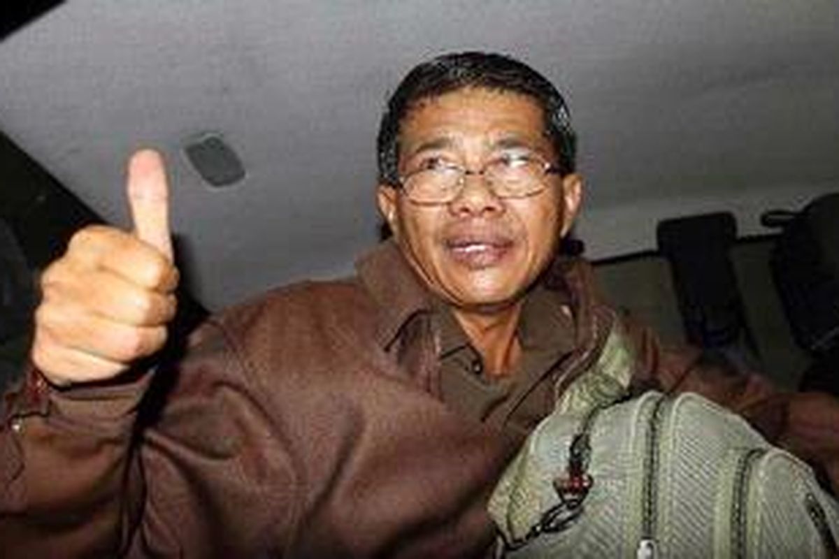 Jaksa Cirus Sinaga memasuki mobil setelah diperiksa di Bareskrim Mabes Polri, Jakarta Selatan, Rabu (12/1/2011). Cirus diperiksa terkait dugaan pemalsuan rencanan tuntutan (rentut) terhadap Gayus Halomoan Tambunan.