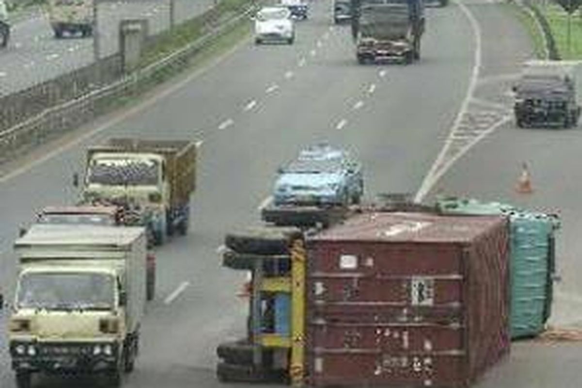 Terguling Sebuah truk kontainer kosong bernomor polisi B 9409 XA terguling di jalan tol dalam kota ruas Cakung-Cawang, tepatnya di Kilometer 49,200 arah ke Cawang, Jakarta Timur, beberapa waktu silam. Insiden tersebut tidak memacetkan lalu lintas karena posisi truk berada di lajur paling kiri, dan arus lalu lintas tidak terlalu padat. Berdasarkan keterangan warga sekitar, truk tersebut terguling karena ban pecah. Tidak ada korban jiwa, sementara sopir dan kernet luka ringan.