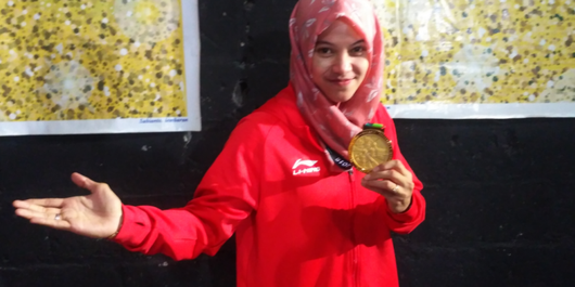 Sarah Tria  Monita (23) atlet pencak silat peraih medali emas di gelaran ajang olahraga Asian Games 2018 saat pulang kampung ke Kediri, Jawa Timur, Rabu (5/9/2018).