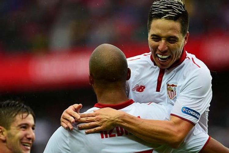 Gelandang  Sevilla, Samir Nasri (atas), merayakan gol yang dicetak rekannya, Steven NZonzi, untuk Sevilla ke gawang Atletico Madrid dalam partai La Liga di Ramon Sanchez Pizjuan, 23 Oktober 2016.