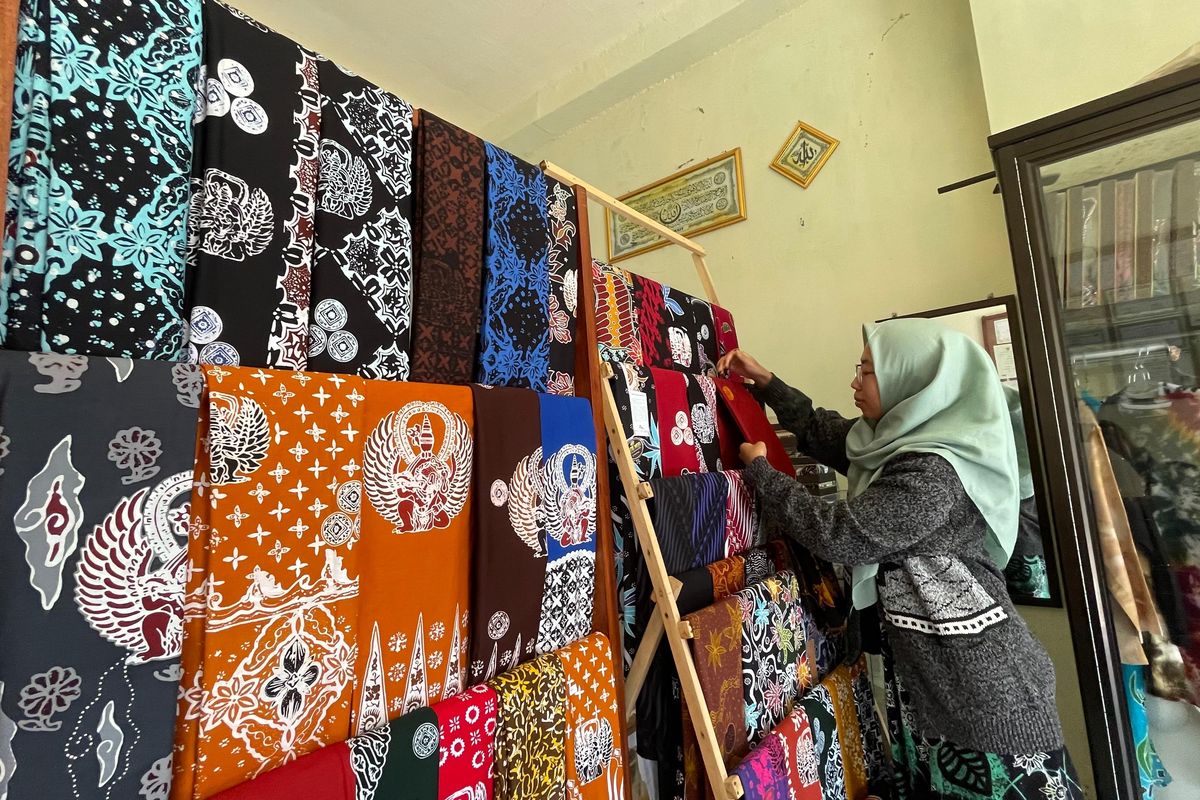 Karyawan tengah menata Batik Garudeya di rumah Batik Mojo Kepanjen, Kabupaten Malang, Selasa (14/1/2025).