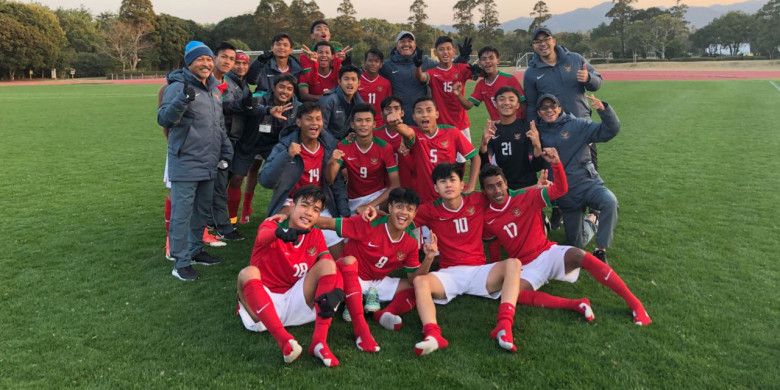 Pemain, pelatih, dan ofisial timnas U-16 Indonesia seusai mengalahkan timnas U-15 Jepang pada semifinal Jenesys 2018 di Kirishima Yamazakura Miyazaki Prectural Comprehensive Sports Park Pitch 1, Jepang, Minggu (11/3/2018). 