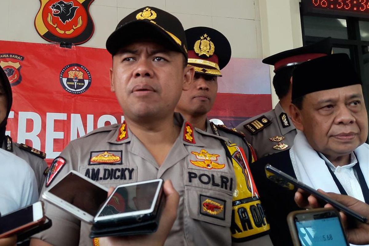 Kapolres Bogor, AKBP AM Dicky bersama MUI Kabupaten Bogor melakukan konferensi pers terkait video viral wanita bawa anjing ke dalam masjid, di Mapolres Bogor, Cibinong, Senin (1/7/2019).