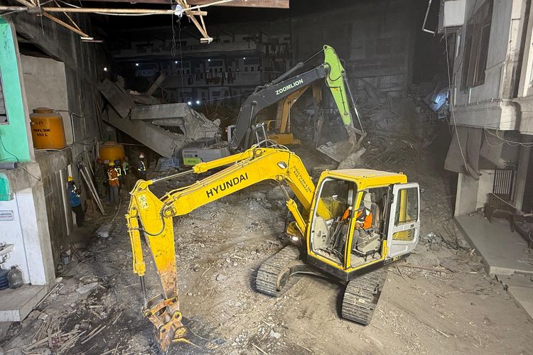  tim SAR gabungan masih terus melakukan proses evakuasi korban runtuhnya bangunan musala Ponpes Al Khoziny Sidoarjo. Hingga Minggu (5/10/2025) siang, sebanyak 37 jenazah telah ditemukan dari balik reruntuhan bangunan empat lantai itu.