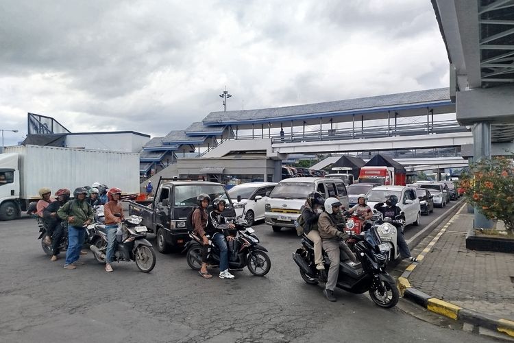 Pelabuhan Ketapang Banyuwangi mulai dipadati kendaraan. 