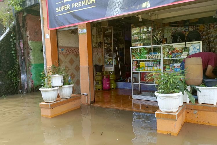 Kondisi Kampung Leuwi Bandung, Desa Citeureup, Kecamatan Dayeuhkolot, Kabupaten Bandung, Jawa Barat, yang terendam luapan sungai Citarum, Jumat (5/12/2025)