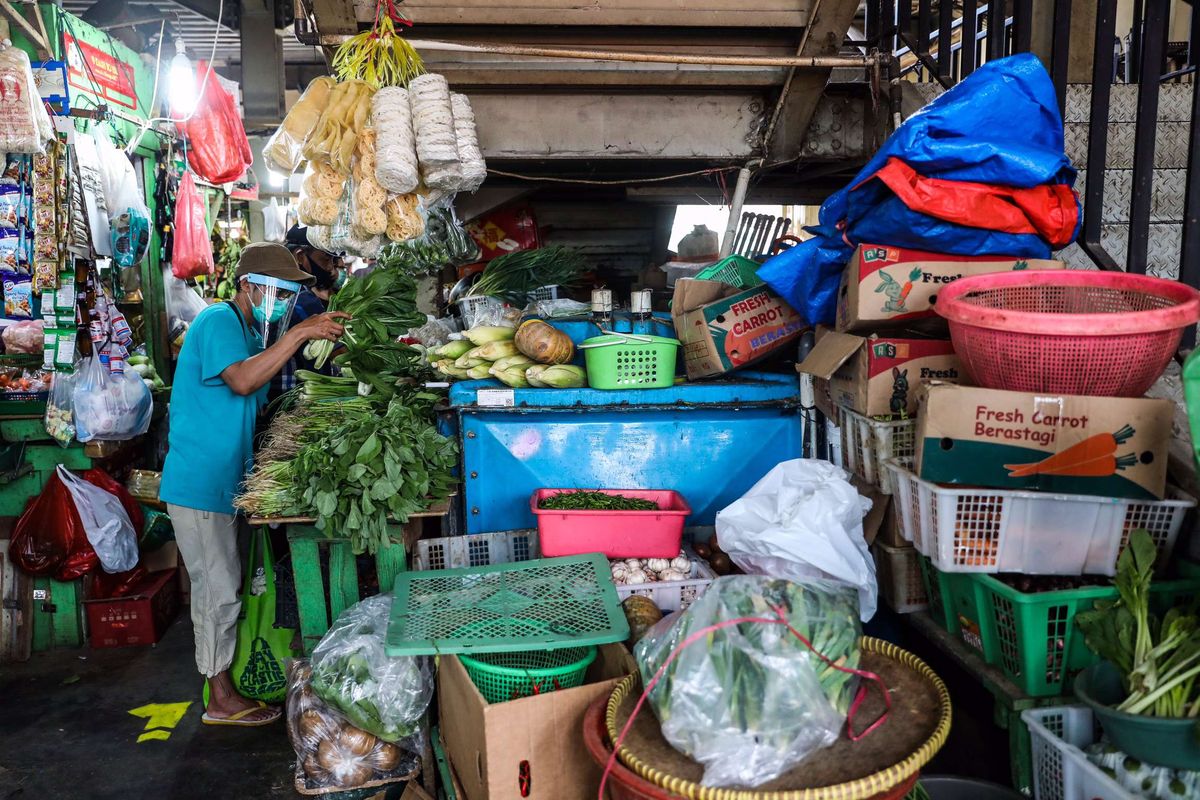 Warga berbelanja menggunakan kantong belanja ramah lingkungan di Pasar Bendungan Hilir (Benhil) di Jakarta Pusat, Kamis (9/7/2020). Larangan penggunaan kantong plastik sekali pakai di Jakarta mulai berlaku sejak Rabu (1/7/2020), pelarangan ini diberlakukan di pusat-pusat perbelanjaan, mulai dari toko swalayan hingga pasar rakyat.