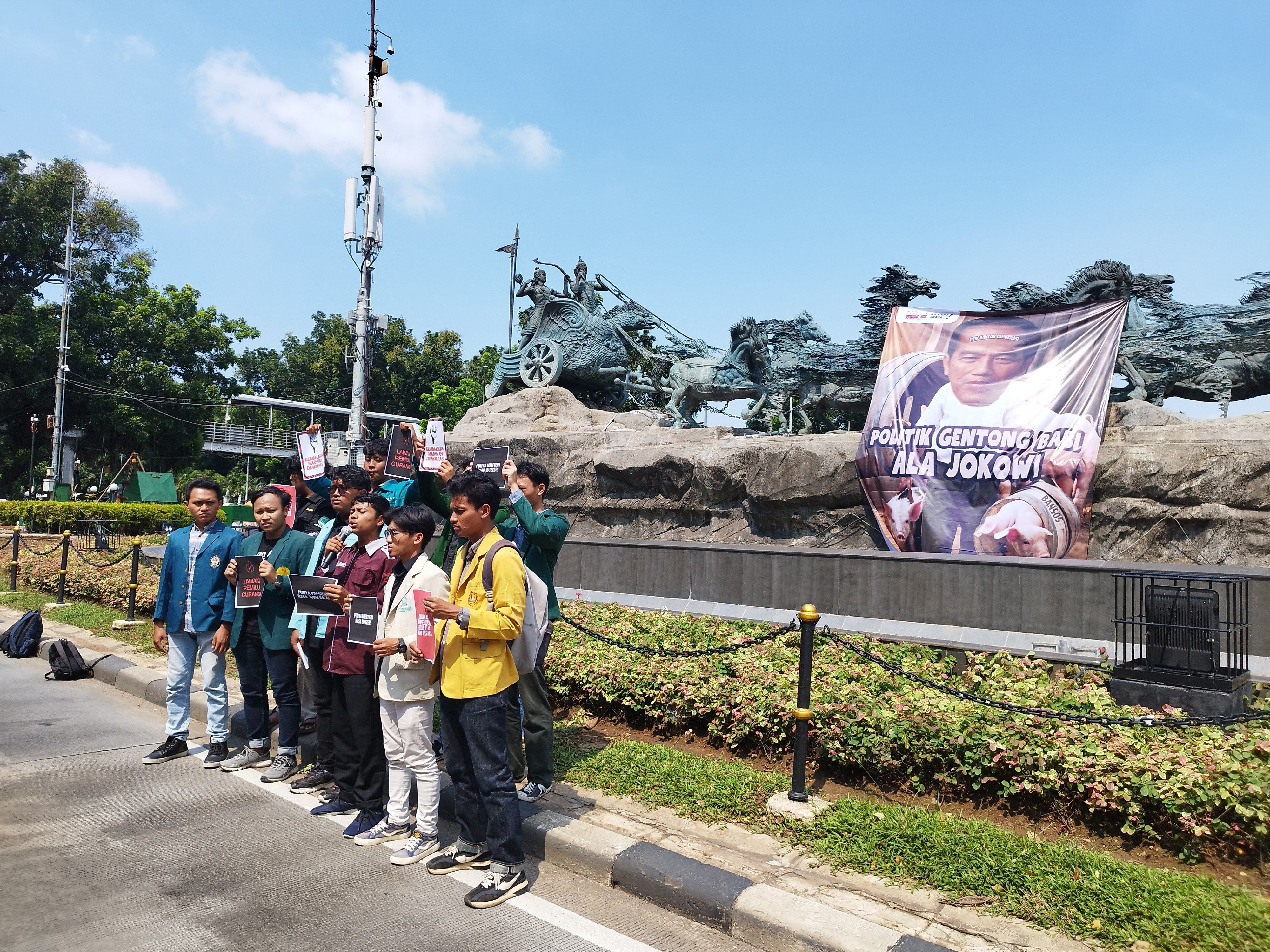 Ada Demo Mahasiswa di Patung Kuda, Jalan Medan Merdeka Barat Ditutup