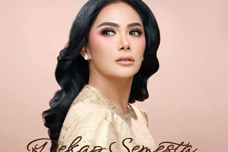 Penyanyi Kris Dayanti resmi merilis single terbaru berjudul Dekap Semesta pada Jumat (9/6/2023). 