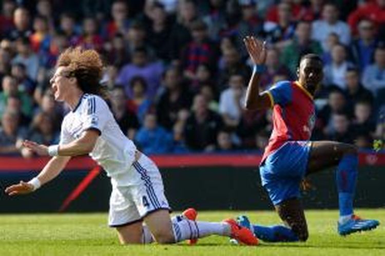 Bek Chelsea, David Luiz, saat berebut bola dengan gelandang Crystal Palace, Yannick Bolasie, dalam lanjutan Premier League di Stadion Selhurst Park, Sabtu (29/3/2014). 