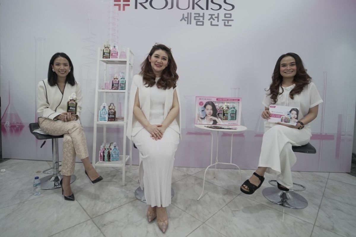 Head of Brand Development Rojukiss Indonesia Nurul Sulisto dan dr. Kardiana Purnama Dewi, Sp.KK (paling kiri ke kanan) dalam pre-event launching Rojukiss, Jumat (16/10/2020).